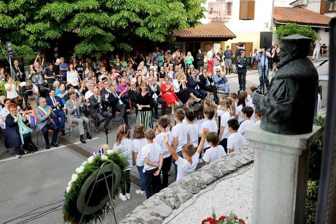 Predsednik Republike Slovenije Borut Pahor je danes popoldan obiskal slovensko manjšino v Sovodnjah ob Soči in se udeležil slovesnosti »Vsi smo Trubarjevi«